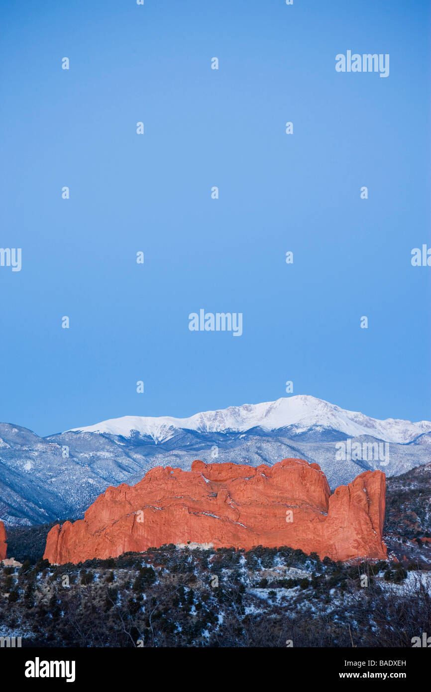 Alba sul giardino degli dèi Park, Pikes Peak in distanza, Colorado Springs, Colorado, STATI UNITI D'AMERICA Foto Stock
