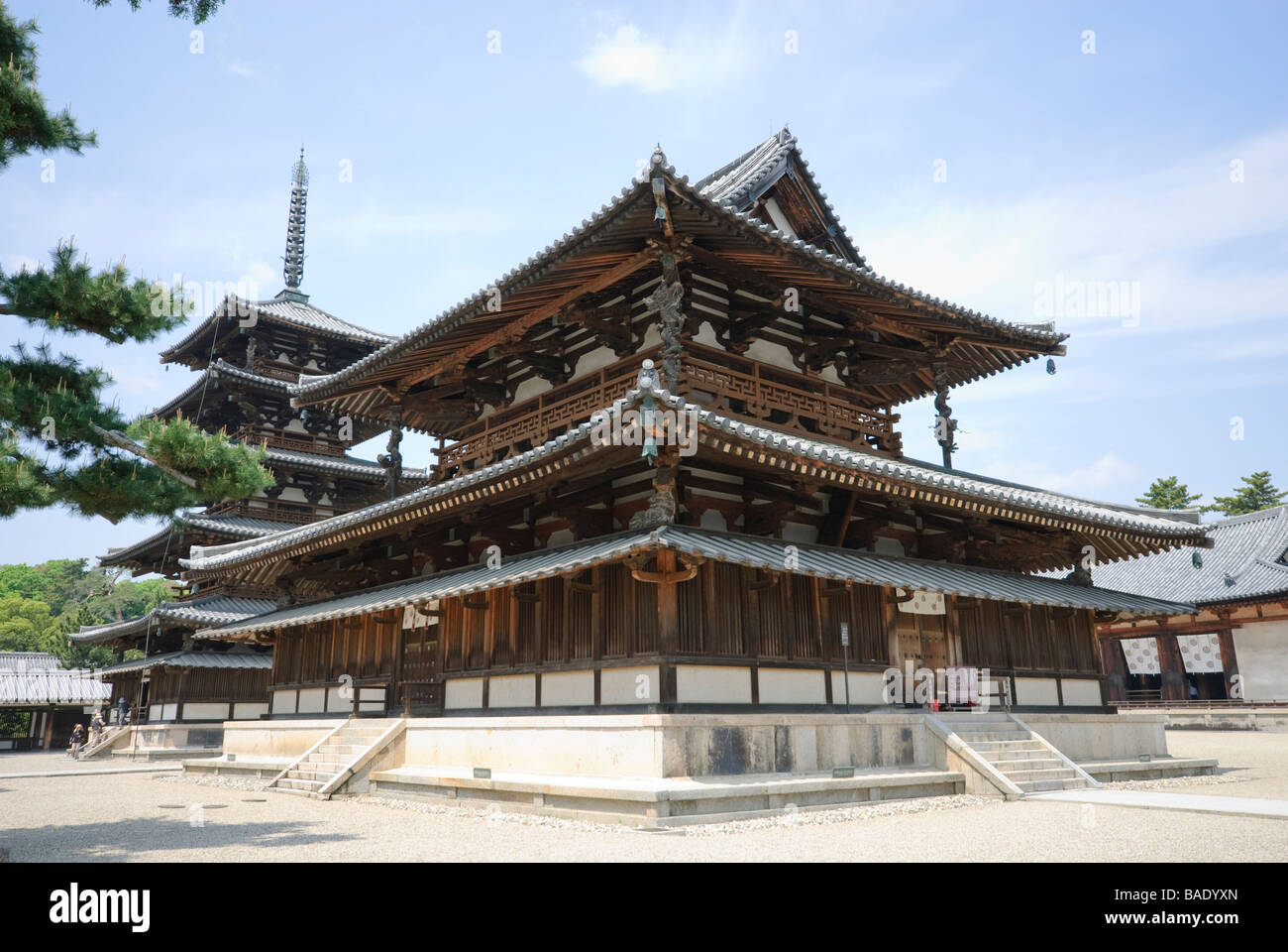 La Kondo (sala principale) dell'ISC-in parte del Tempio di Horyu-ji, con la a 5 piani pagoda dietro. Prefettura di Nara, Giappone. Foto Stock