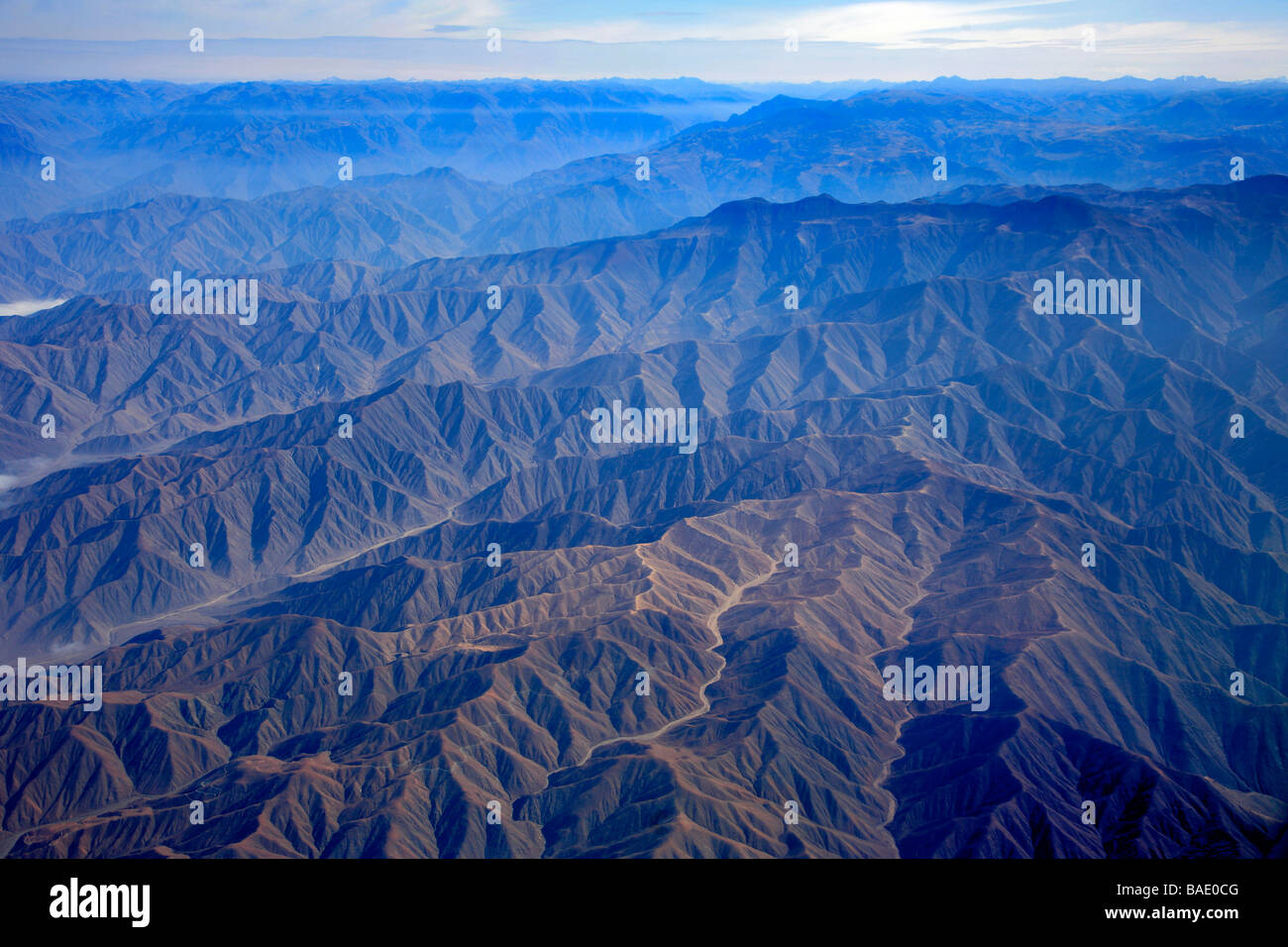 Ande peruviane montagne da un aereo da Lima a Cusco aeroporti Perù Sud America Foto Stock