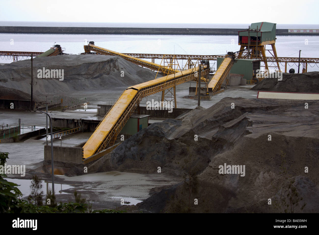 Cantiere aperto raccoglitore, minerali e ghiaia stoccaggio a carichi alla rinfusa area terminale, zona di magazzino, Hualien porta, Taiwan Foto Stock