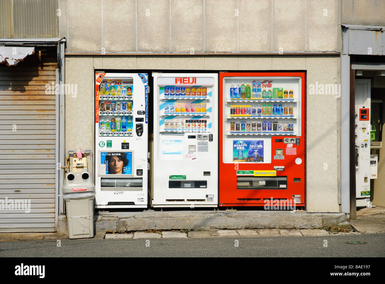 Colorato distributori automatici di bibite. Si tratta di una visione comune su praticamente ogni strada in Giappone. Foto Stock