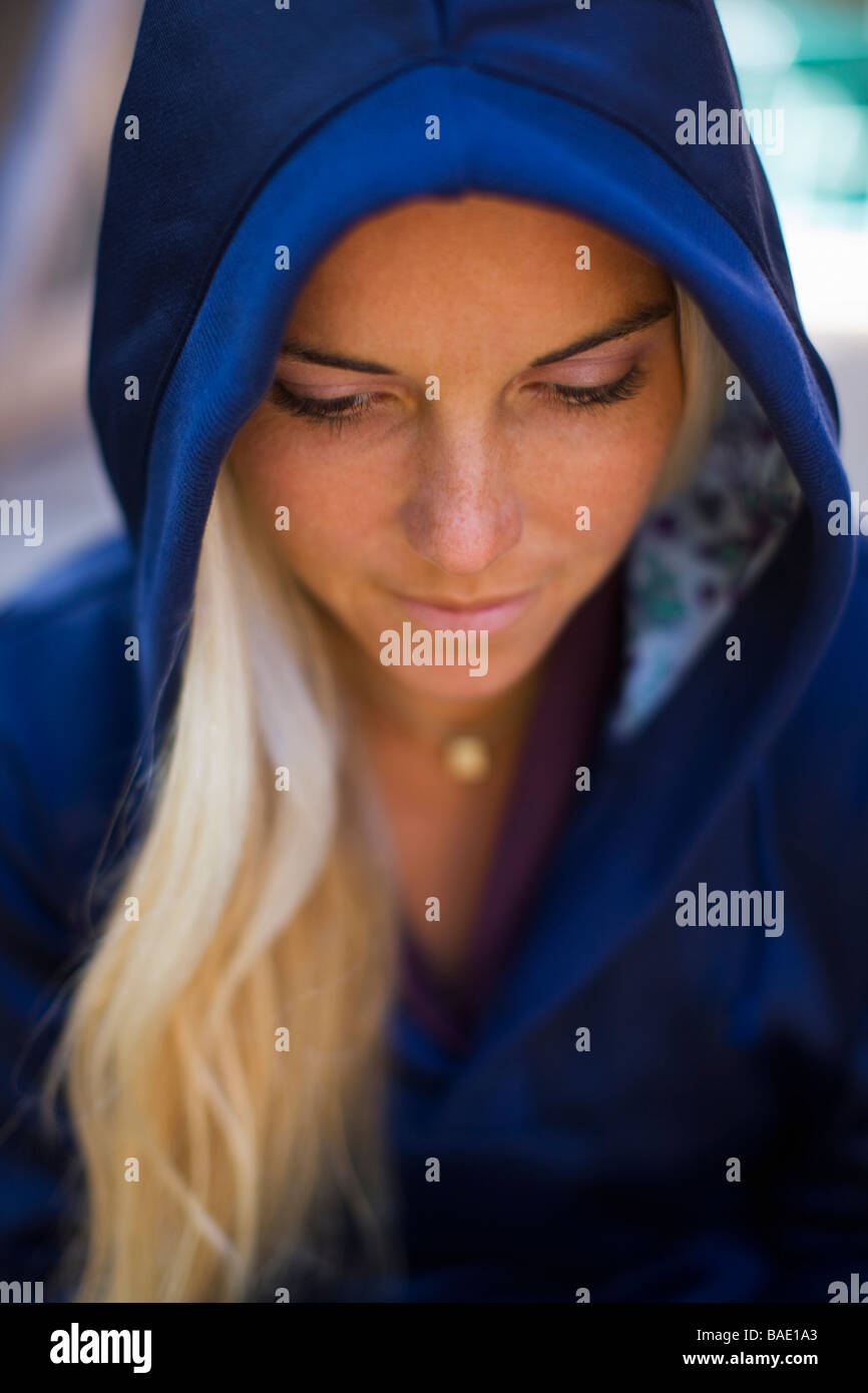 Donna che indossa felpa con cappuccio Foto Stock