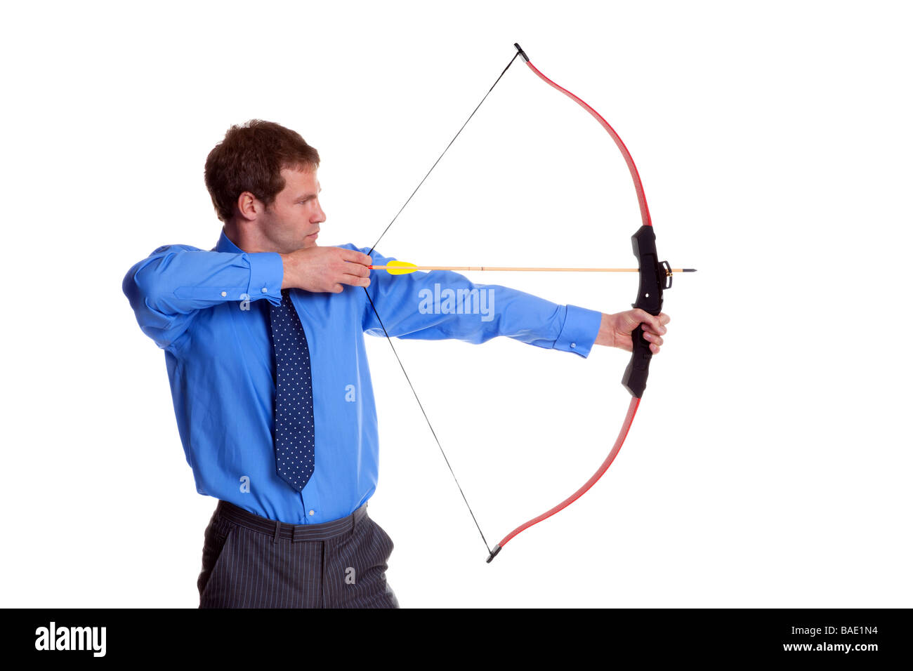 Imprenditore con un arco e frecce vista laterale isolata su sfondo bianco Foto Stock