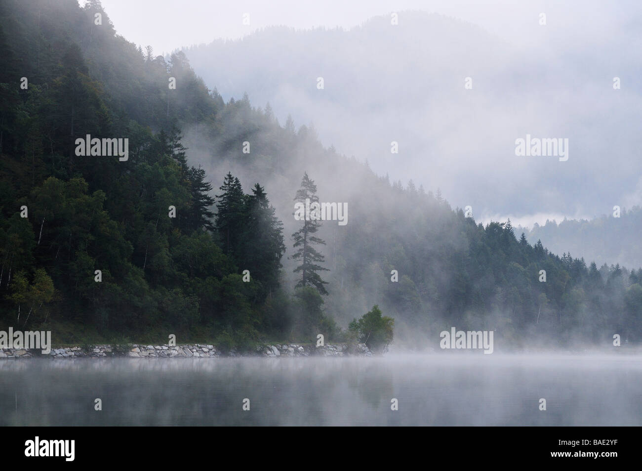 Misty Lago in montagna, Plansee, Reutte, Tirolo, Austria Foto Stock