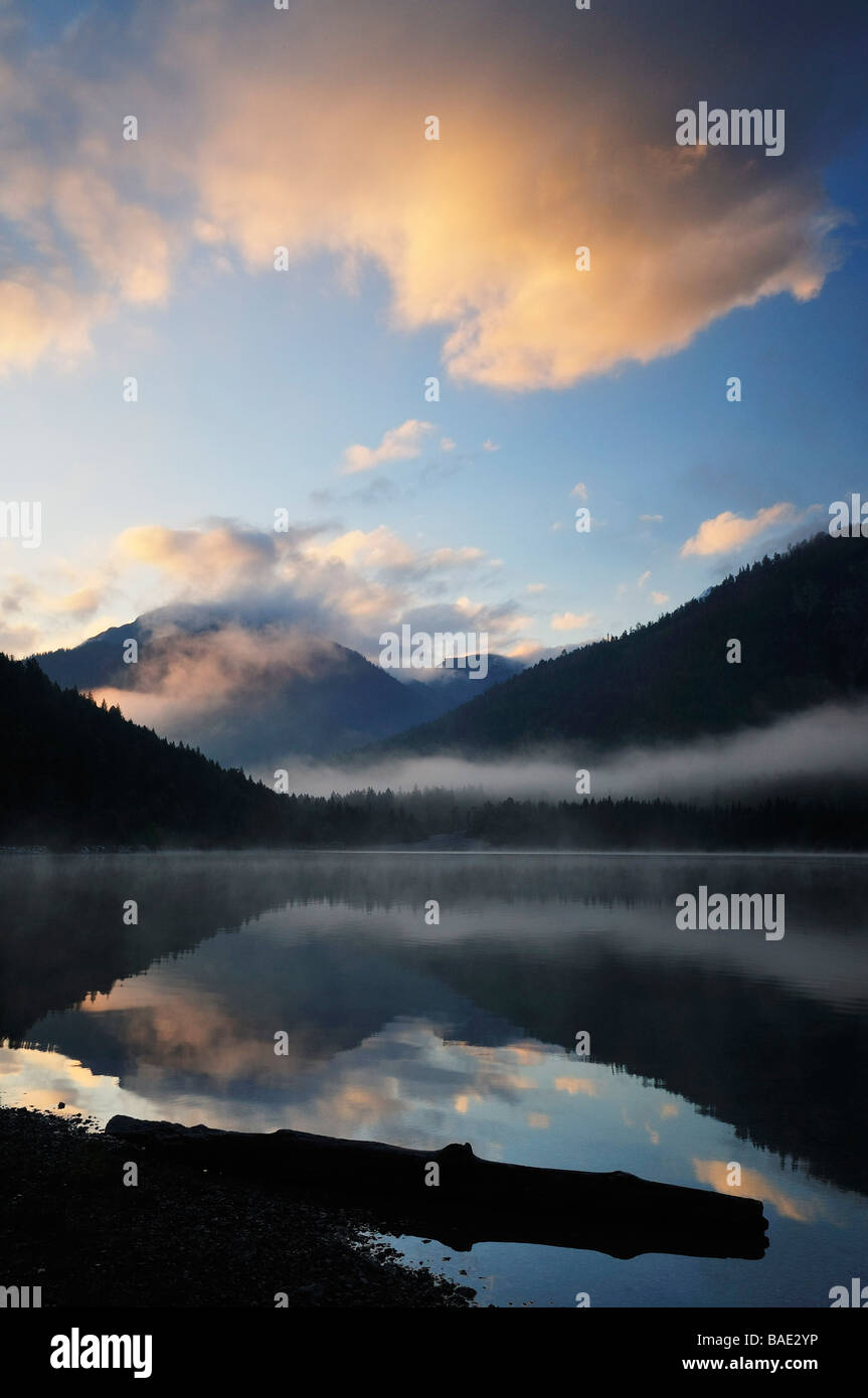 Misty Lago in montagna, Plansee, Reutte, Tirolo, Austria Foto Stock