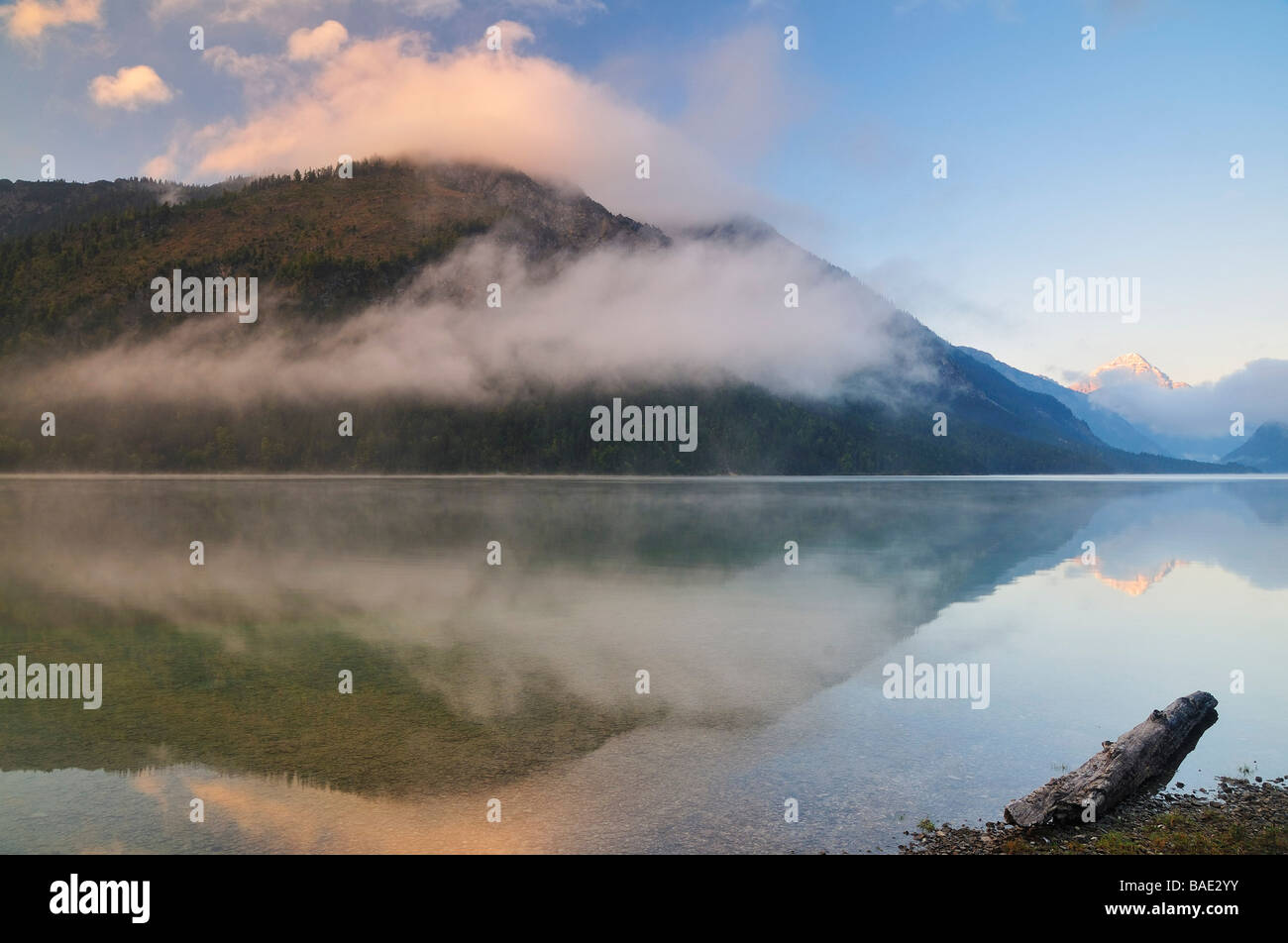 Misty Lago in montagna, Plansee, Reutte, Tirolo, Austria Foto Stock