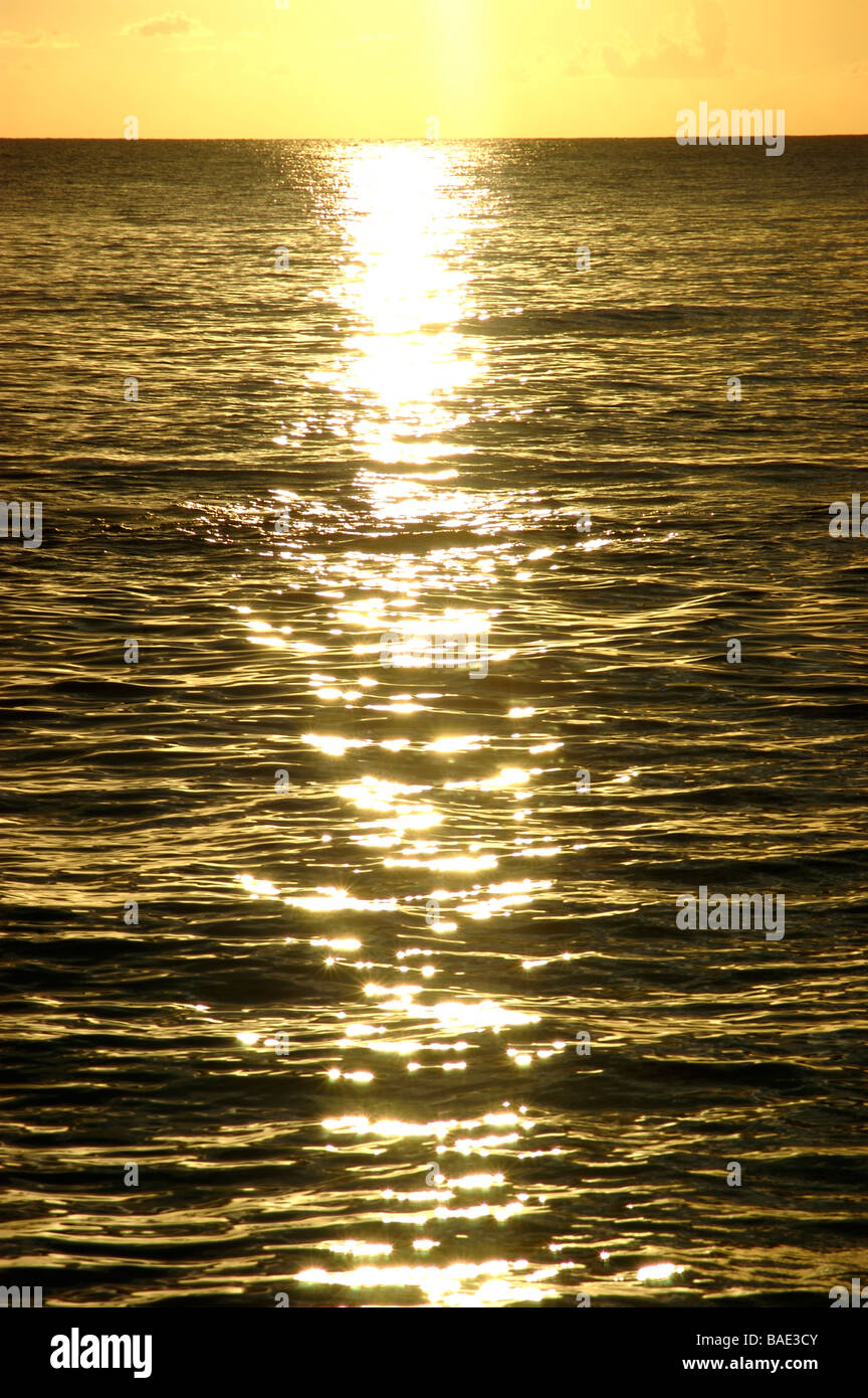 Il sole si riflette nel mare Foto Stock