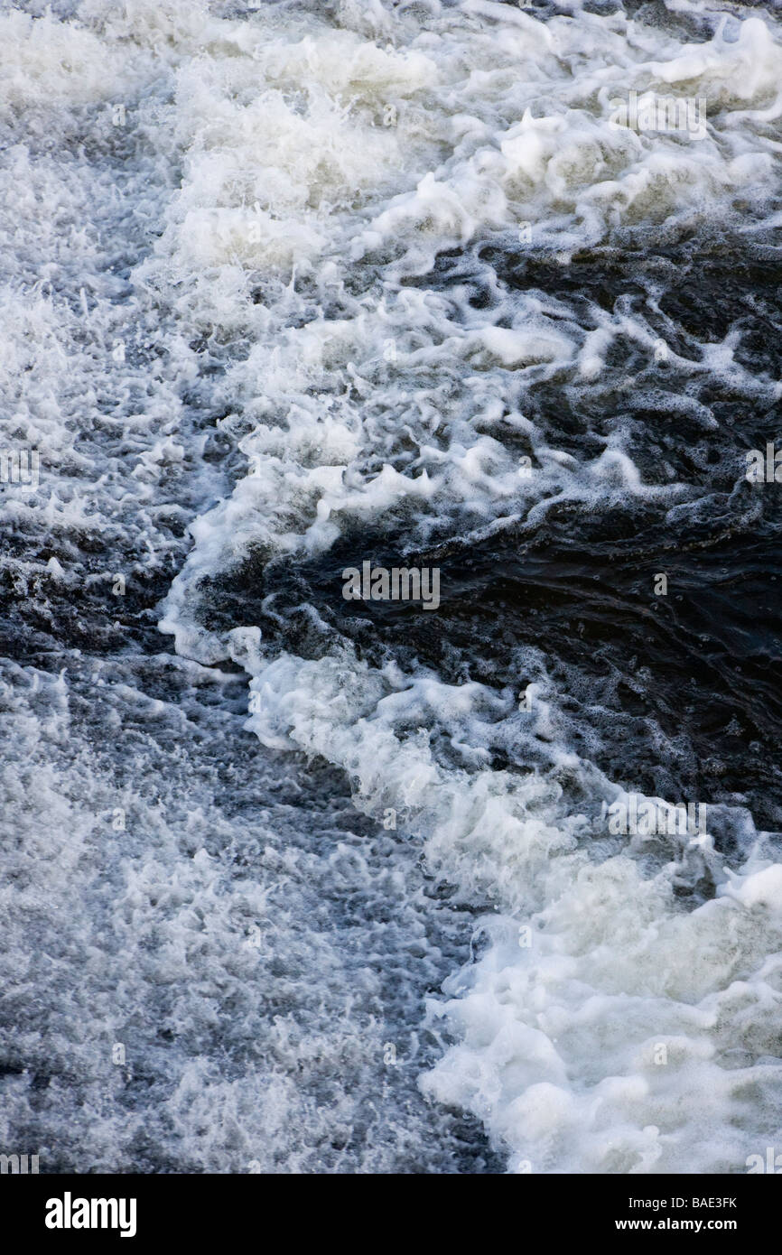 Correndo Acqua su Weir, fiume Dee, Chester, Inghilterra, inverno 2009 Foto Stock