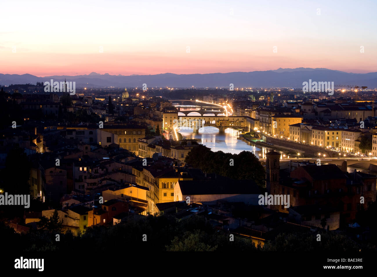 Ponte Vecchio e dal fiume Arno, Firenze, Toscana, Italia Foto Stock