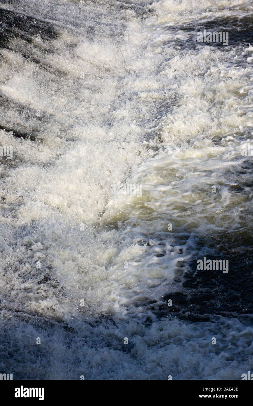 Correndo Acqua su Weir, fiume Dee, Chester, Inghilterra, inverno 2009 Foto Stock