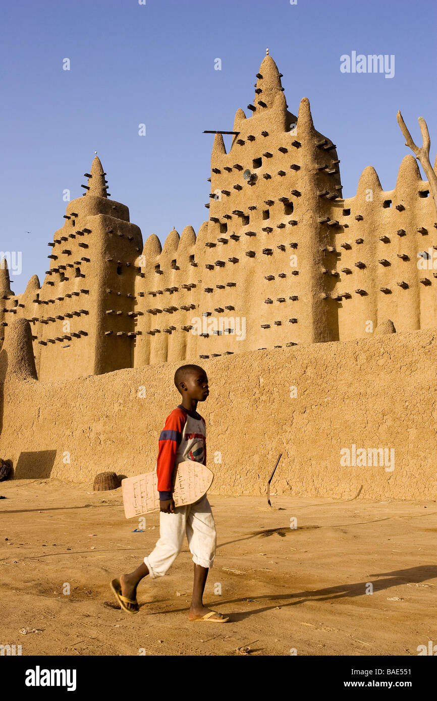 Mali, Mopti Regione, Djenne, classificato come patrimonio mondiale dall' UNESCO, il bambino che va o la scuola coranica con Corano versetto scritto Foto Stock