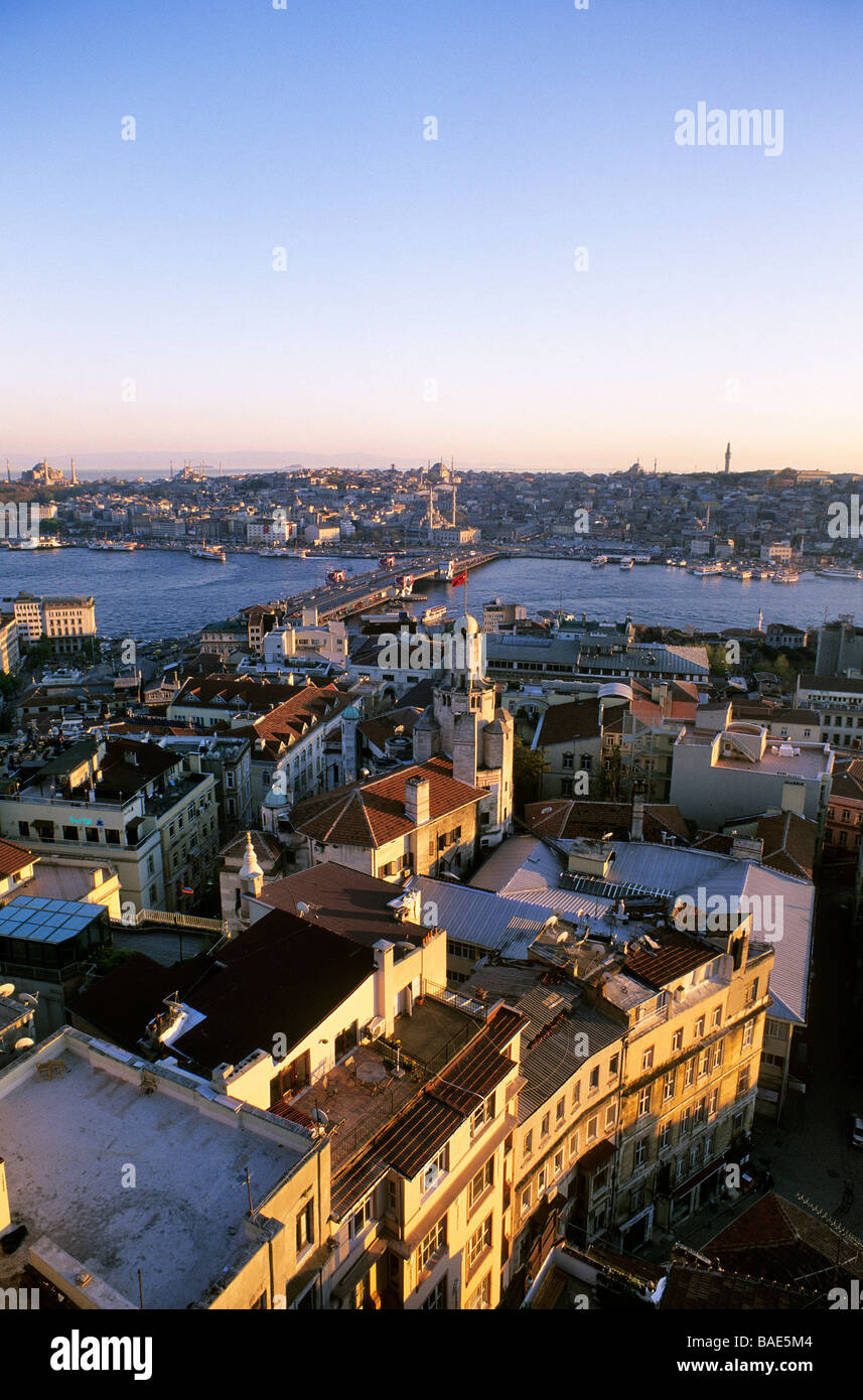 Turchia, Istanbul, Beyoglu District, vista panoramica sul Corno d'oro e il Bosforo dalla Torre di Galata Foto Stock