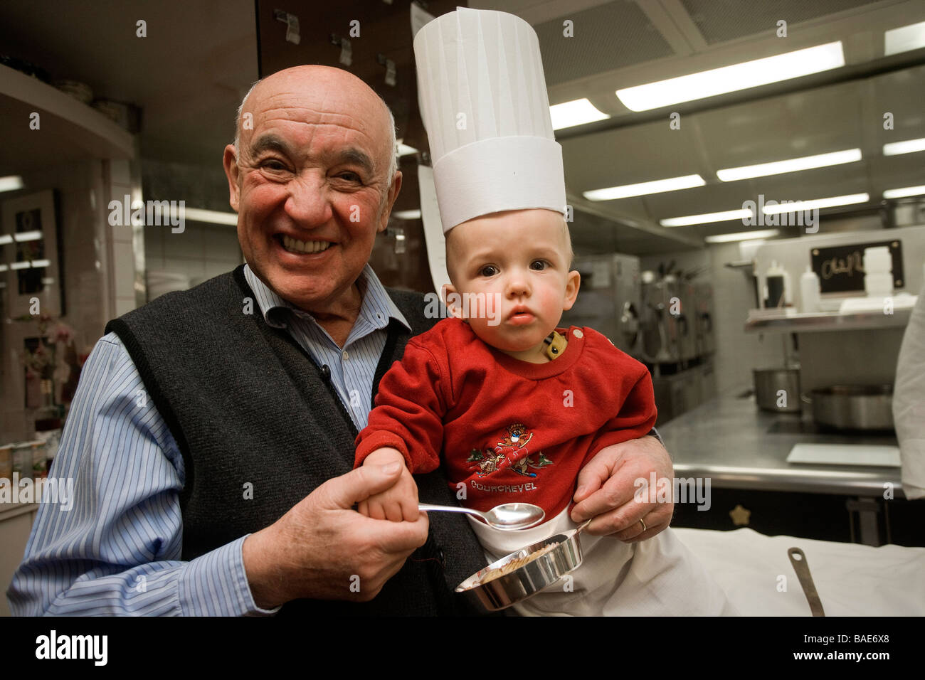 Francia, Savoie, Courchevel, lo chef Michel Rochedy e il nipote in cucina, Le Chabichou Hotel e ristorante Foto Stock