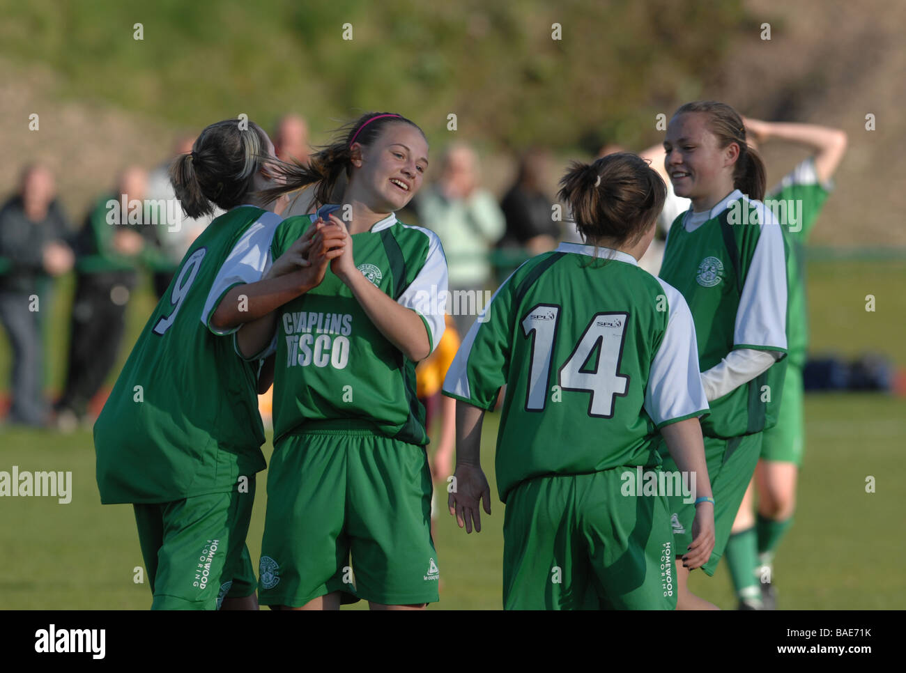 Il calcio ragazze giovani femmine azione calcio sport contest match partita di calcio affrontare affrontare le riprese Foto Stock