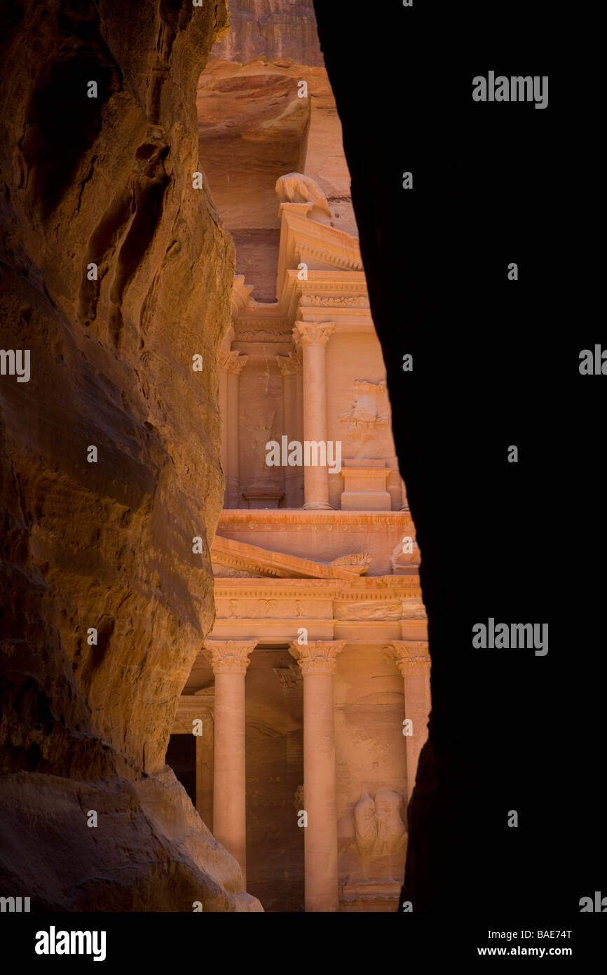 El Khazneh, il Tesoro, il più famoso edificio dell'antica città di Petra, Giordania Foto Stock