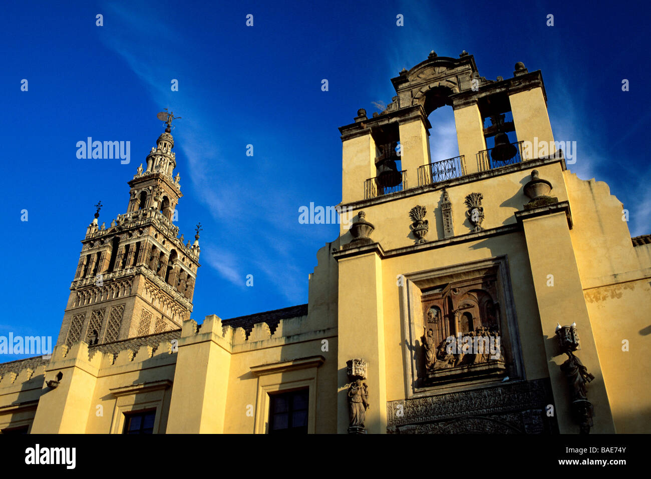 Spagna, Andalusia, Sevilla, la torre Giralda, ex almohade minareto della Grande Moschea trasformata in cattedrale il campanile sormontato Foto Stock