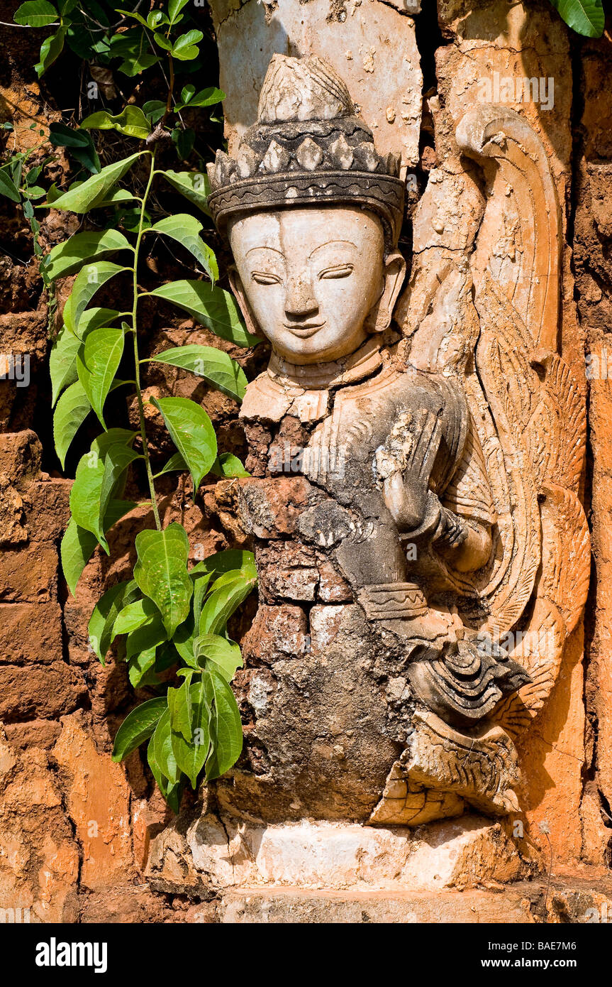 Myanmar (Birmania), Stato Shan, Lago Inle, Inn Dein Village, stupa di Shwe Inn Thein, scultura della celebre coppia Keineri e Foto Stock