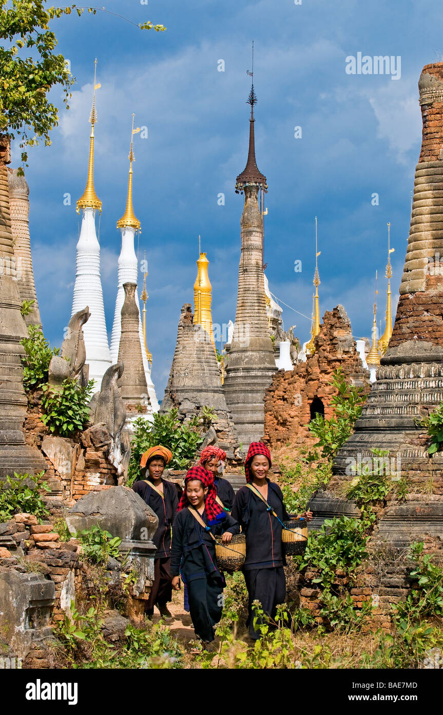Myanmar (Birmania), Stato Shan, Lago Inle, Inn Dein Village, pagode di Shwe Inn Thein, dalla tribù Paha, Khin Oo, l'unità PHU, Daw Foto Stock