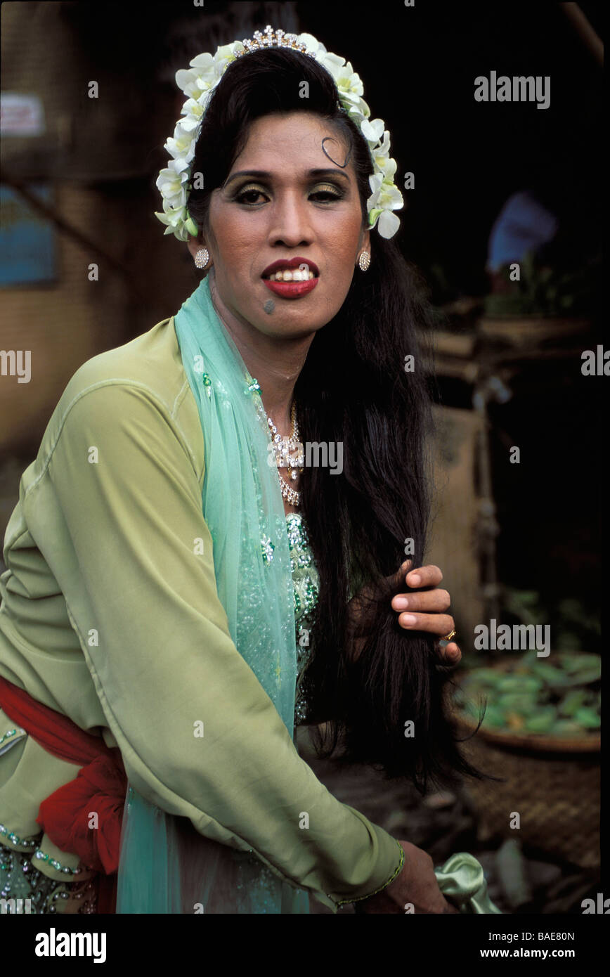 Myanmar (Birmania), Divisione Sagaing, Taungbyon, Nat Pwe (Festival di spiriti), il ritratto di un travestito Foto Stock