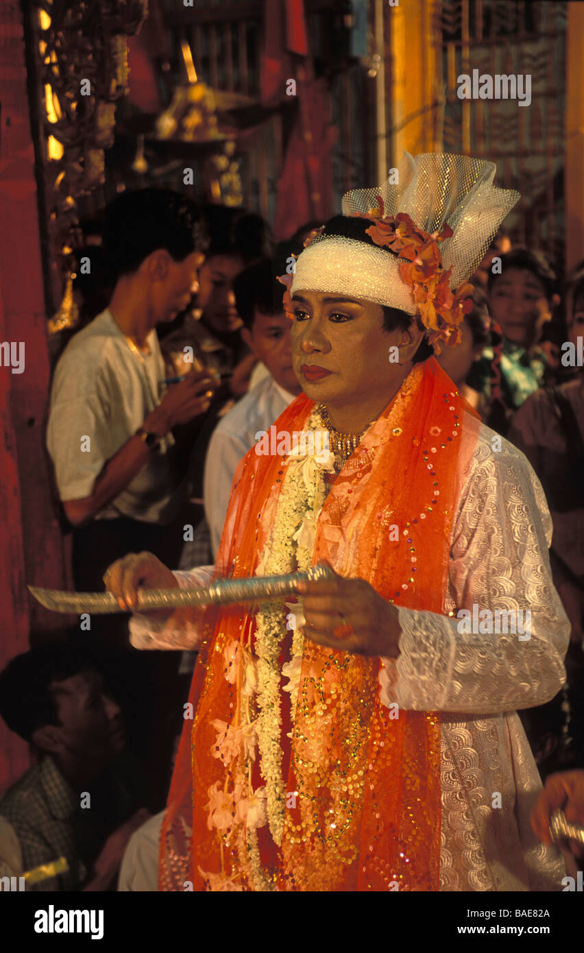 Myanmar (Birmania), Divisione Sagaing, Taungbyon, Nat Pwe (Festival di spiriti), il culto dei 2 fratelli d'oro Foto Stock