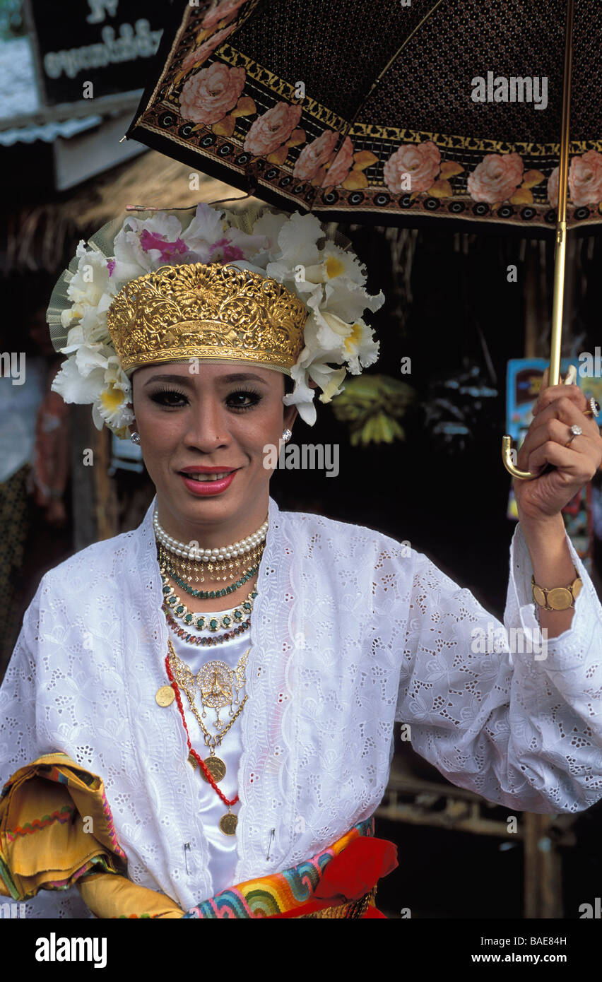 Myanmar (Birmania), Divisione Sagaing, Taungbyon, Nat Pwe (Festival di spiriti), natgadaw (moglie di spiriti nat) Foto Stock