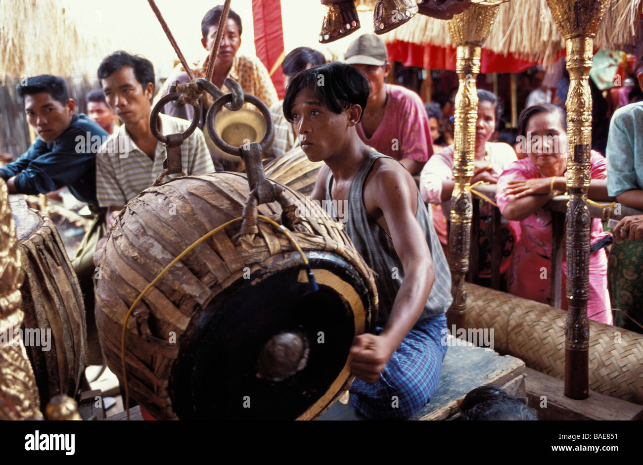 Myanmar (Birmania), Divisione Sagaing, Taungbyon, Nat Pwe (Festival di spiriti), il batterista Foto Stock