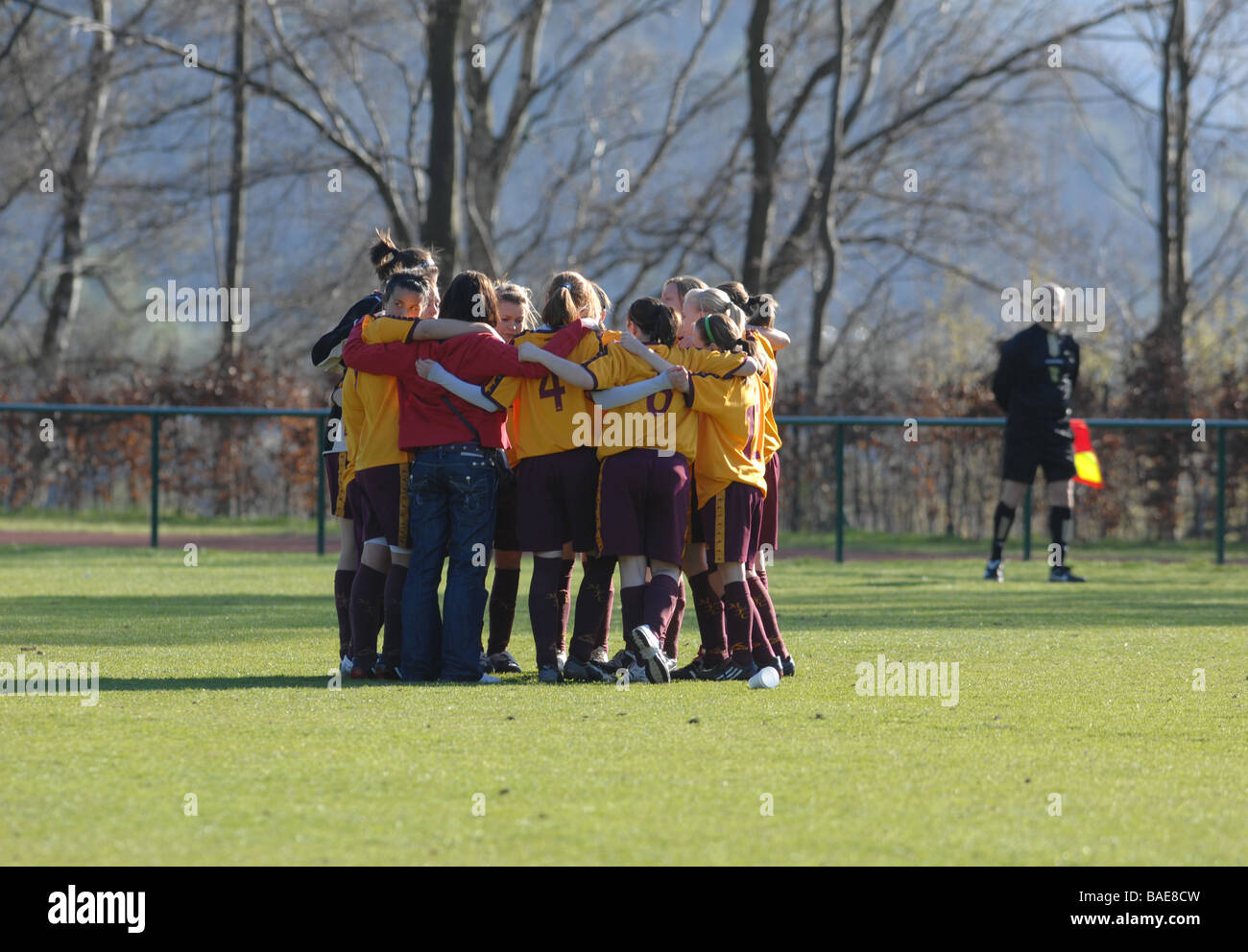 Un gruppo di sotto 14 calciatori ragazza raccogliere insieme prima del calcio d'inizio. Foto Stock