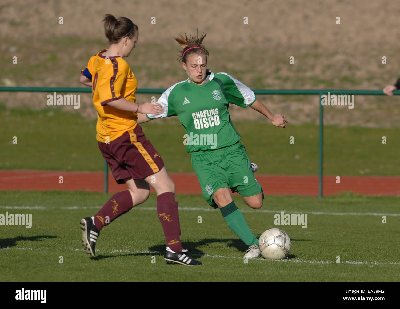 Sotto 16 girl i calciatori in azione Foto Stock