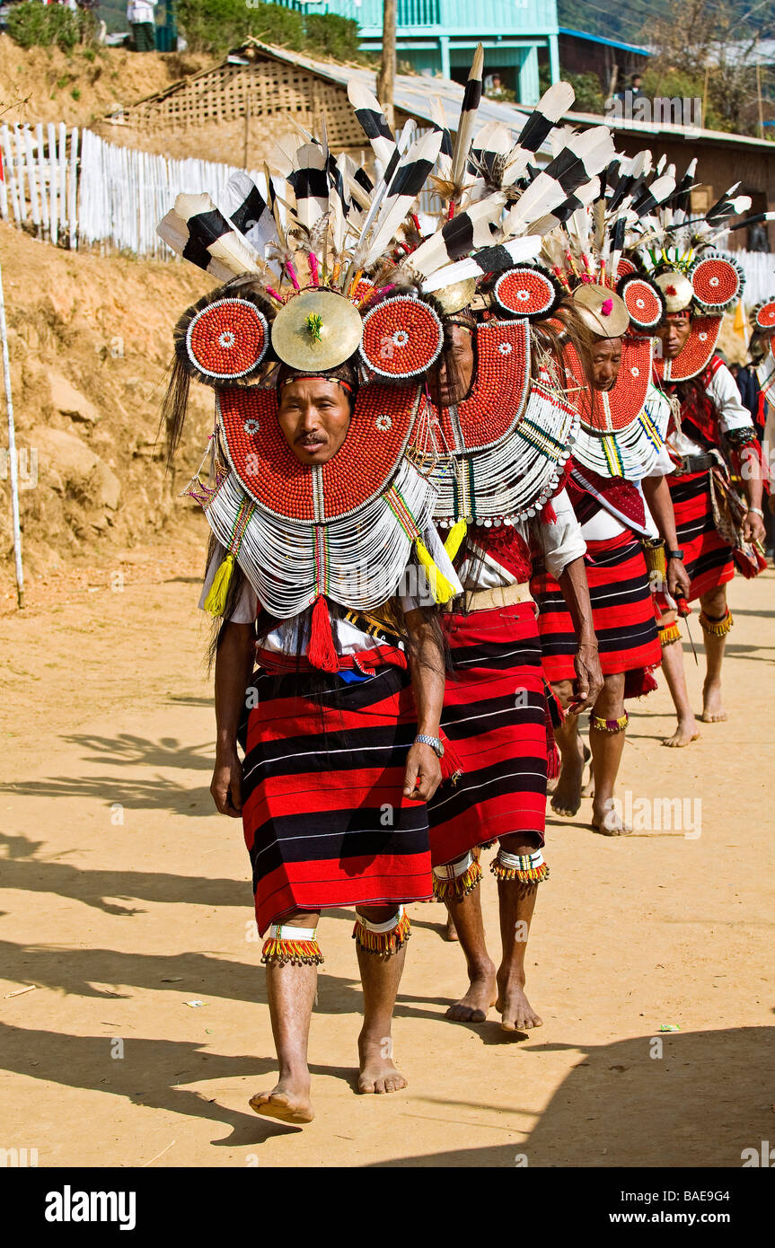 Myanmar (Birmania), Divisione Sagaing, Leshi village, Nagas della tribù Tenkul adornata voce al campo di danza Foto Stock