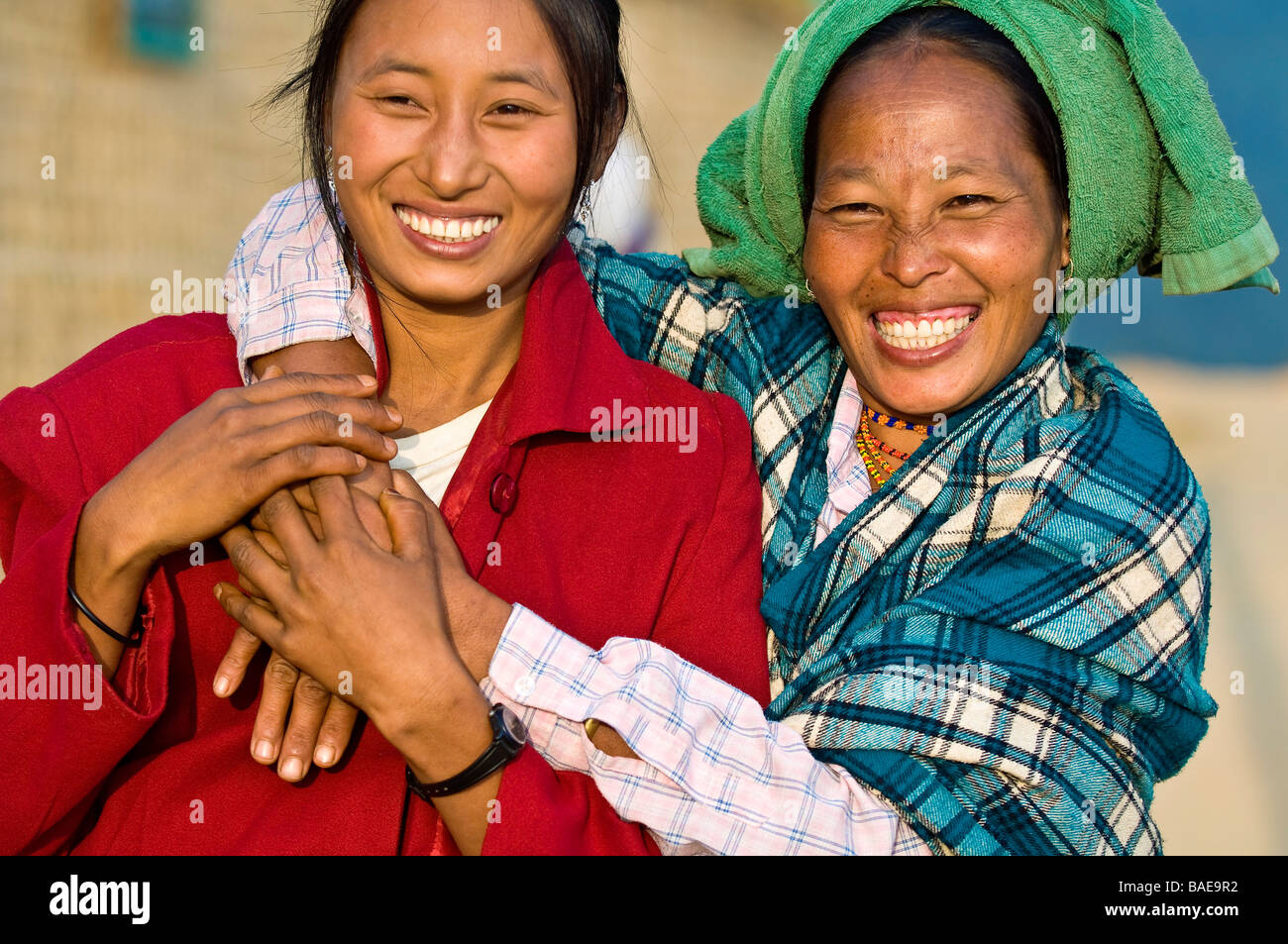 Myanmar (Birmania), Divisione Sagaing, Leshi village, Khin Aye Mon e il suo amico Kha Len Tei Foto Stock