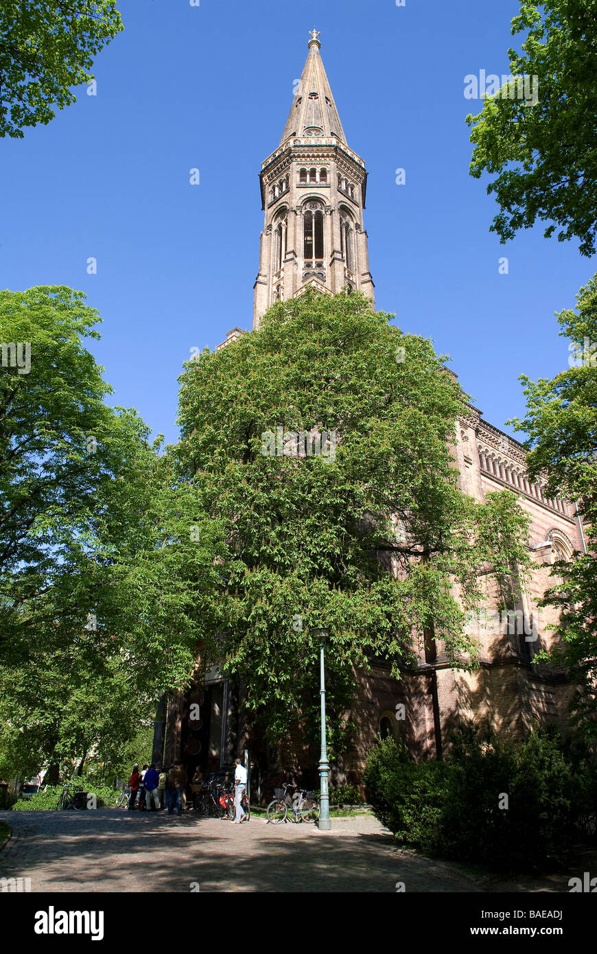 Germania, Berlino, Prenzlauerberg district, Zionskirch chiesa in Zionskirch platz Foto Stock