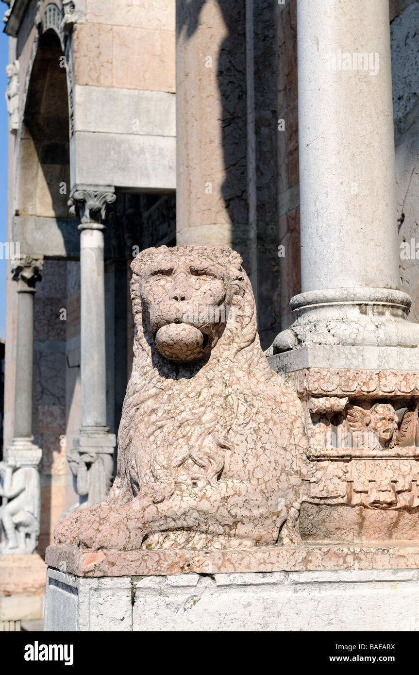 Lion statua nella cattedrale di Piacenza, Emilia Romagna, Italia Foto Stock