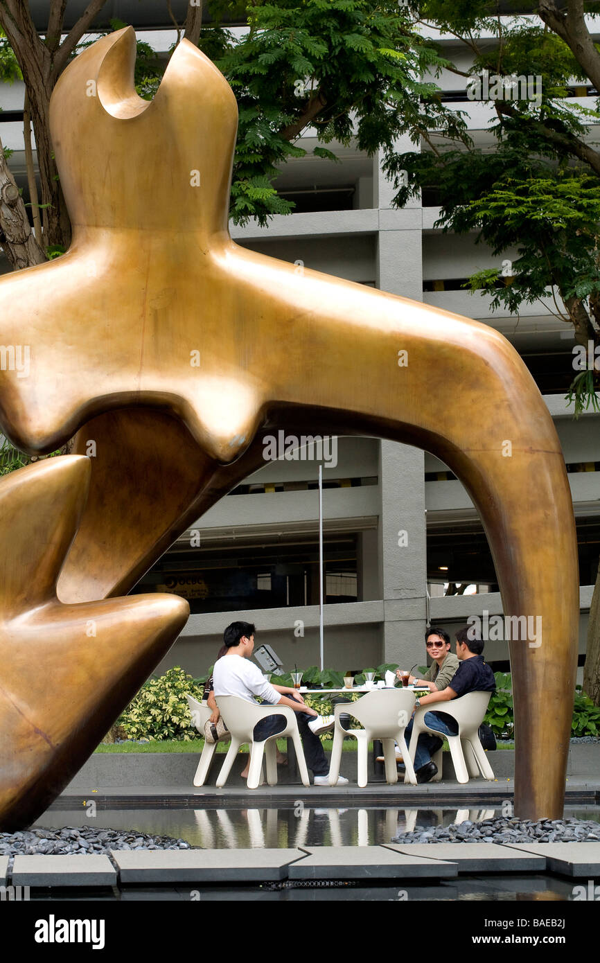 Singapore, il quartiere centrale degli affari, 63 Chulia St, OCBC Bank, sculture di Henry Moore grande figura distesa Foto Stock