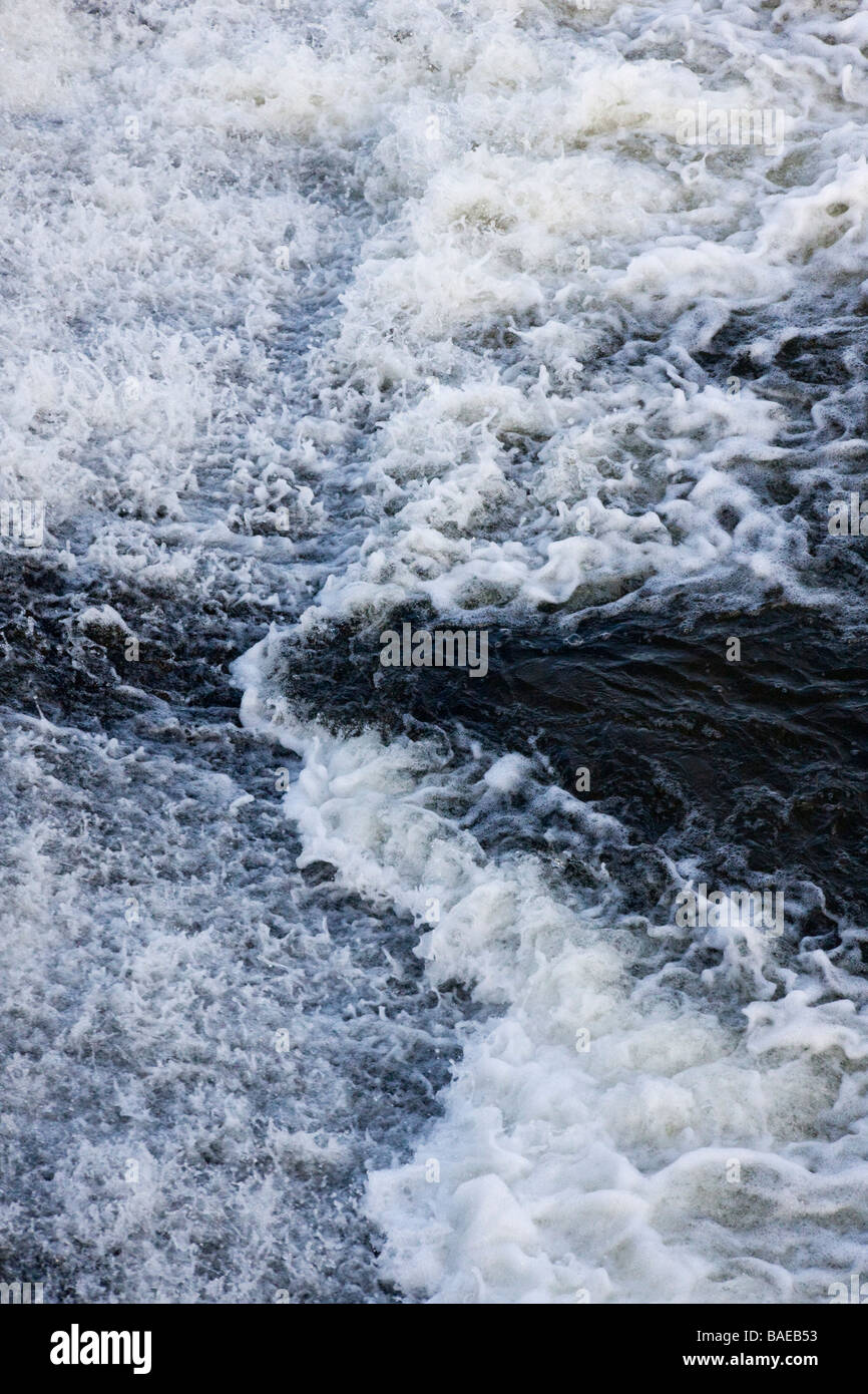 Correndo Acqua su Weir, fiume Dee, Chester, Inghilterra, inverno 2009 Foto Stock