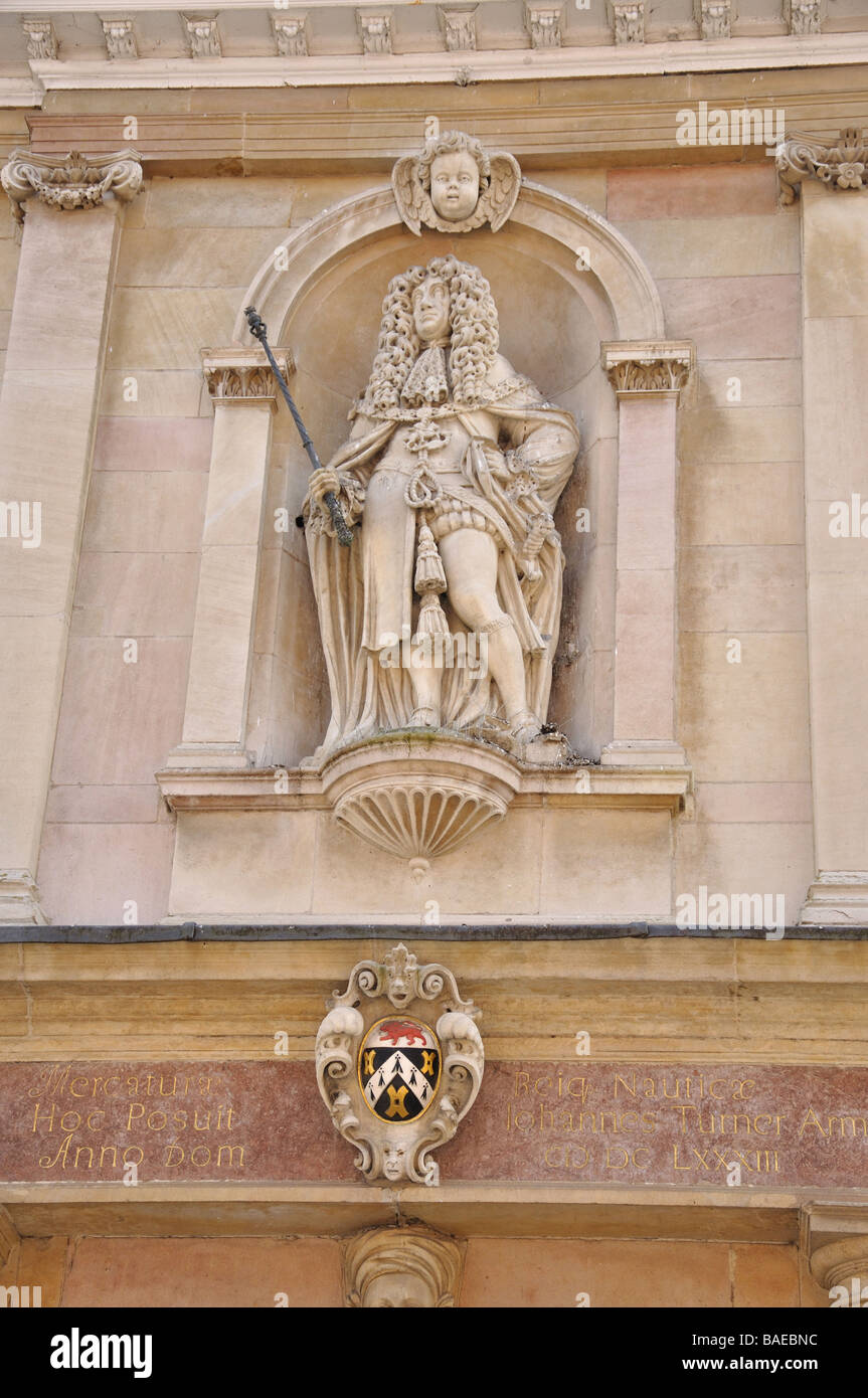 Charles II statua, il Custom House, Hereford Quay, King's Lynn, Norfolk, Inghilterra, Regno Unito Foto Stock