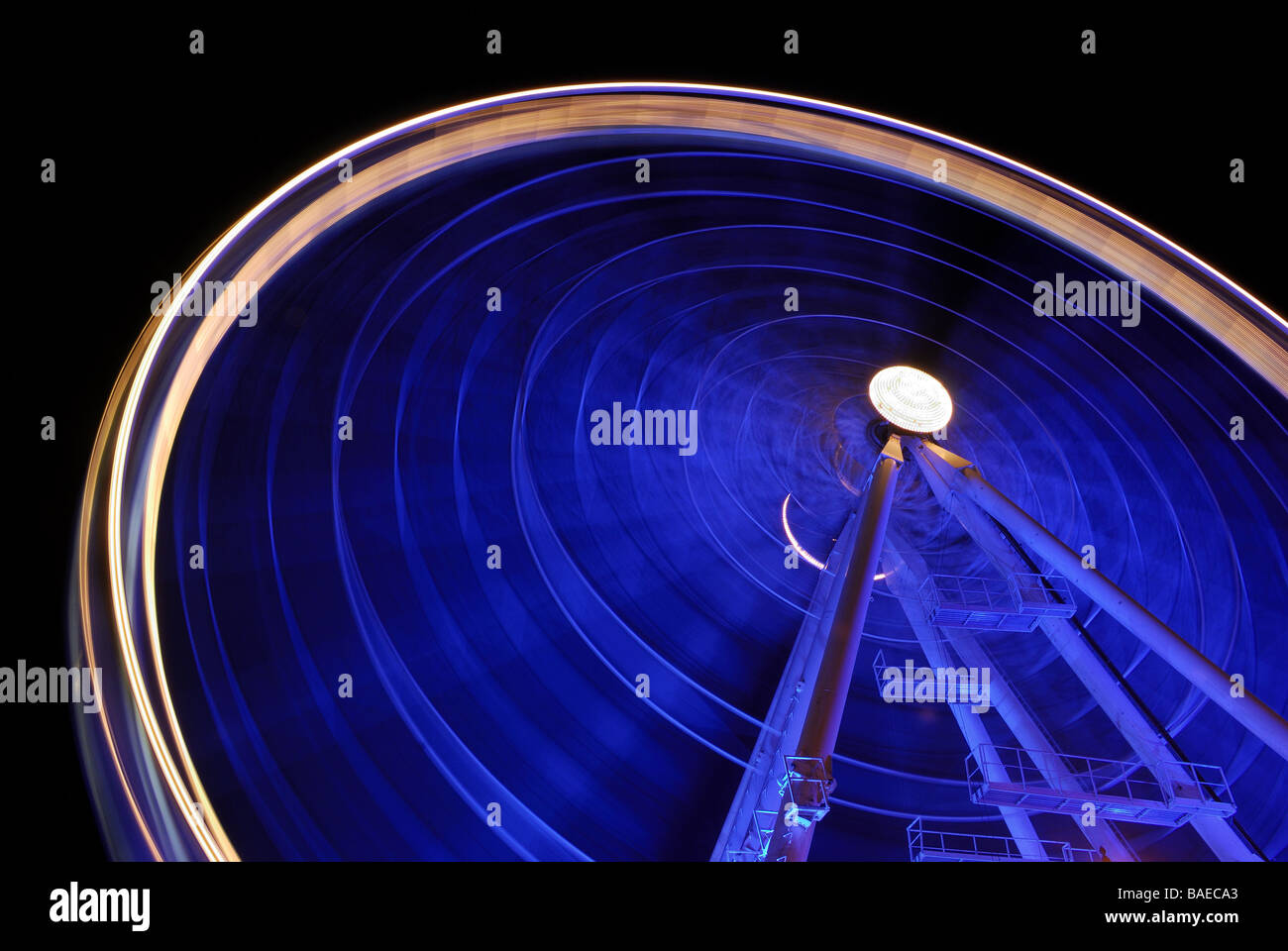 Una lunga esposizione night shot di una ruota panoramica Ferris ad Anversa, in Belgio. Foto Stock