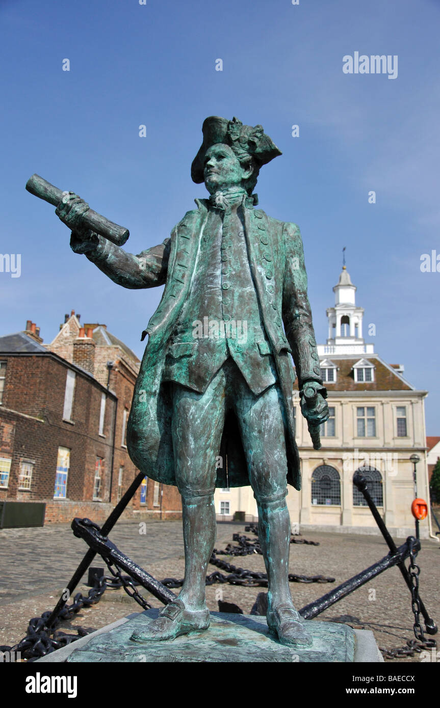 Il Custom House e Capt.Geo Vancouver statua, Hereford Quay, King's Lynn, Norfolk, Inghilterra, Regno Unito Foto Stock