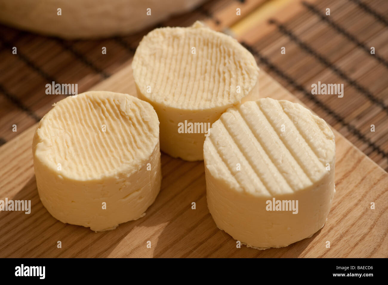 Tre turni di molto fresca giovani soft welsh latticini Formaggi in vendita Aberystwyth Farmers Market Wales UK Foto Stock