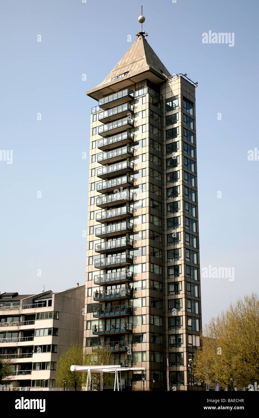 Elevato aumento isolato di appartamenti a Chelsea Harbour Londra 2009 Foto Stock