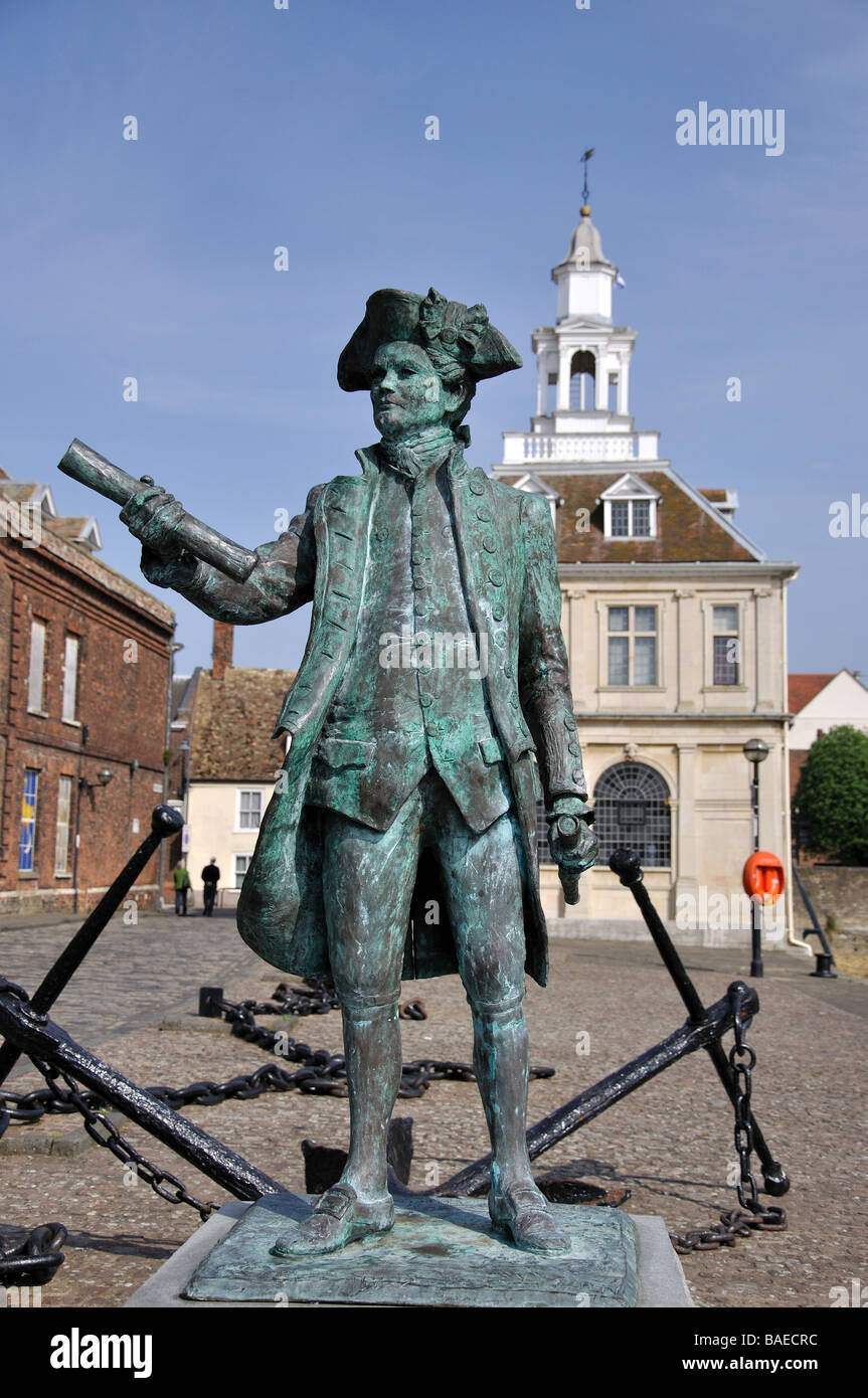 Il Custom House e Capt.Geo Vancouver statua, Hereford Quay, King's Lynn, Norfolk, Inghilterra, Regno Unito Foto Stock