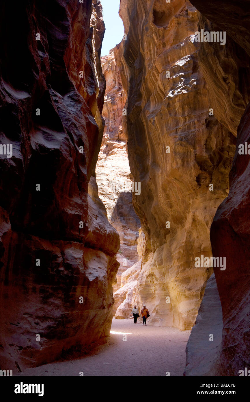 Al-Siq la gola che conduce al Tesoro, il più famoso edificio dell'antica città di Petra, Giordania Foto Stock