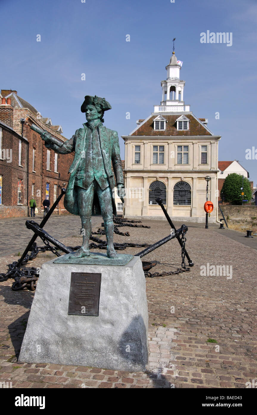 Il Custom House e Capt.Geo Vancouver statua, Hereford Quay, King's Lynn, Norfolk, Inghilterra, Regno Unito Foto Stock