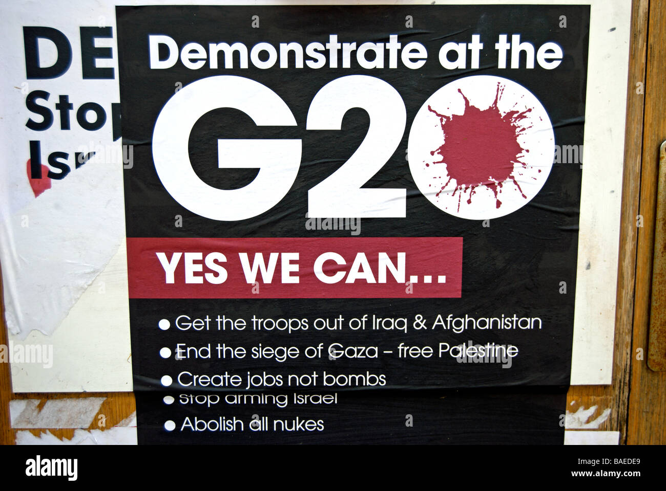 Poster per g20 antiwar dimostrazione presso l ambasciata americana, Londra, aprile 2009, su una parete a Hounslow, a ovest di Londra - Inghilterra Foto Stock