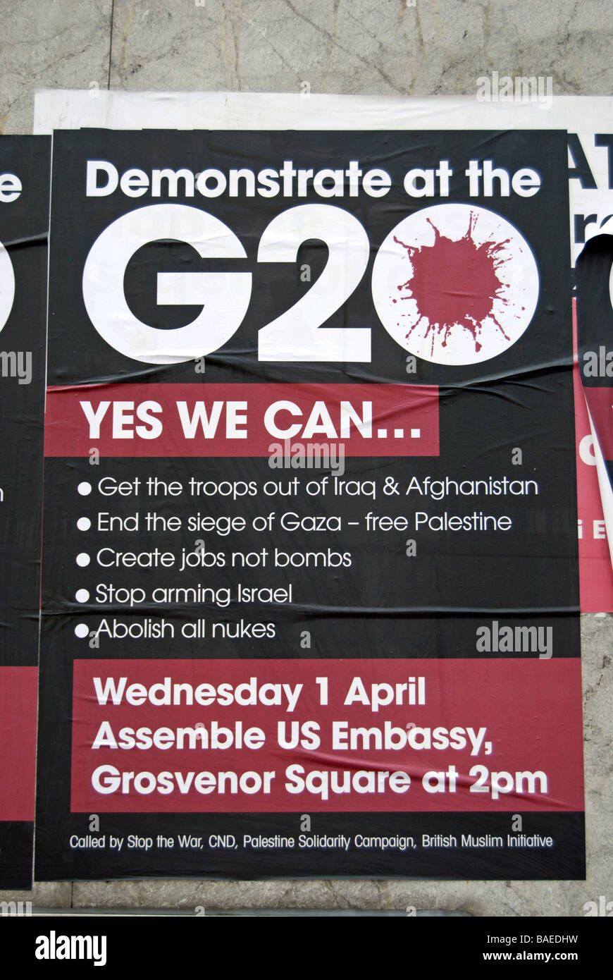 Poster per g20 antiwar dimostrazione presso l ambasciata americana, Londra, aprile 2009, su una parete a Hounslow, a ovest di Londra - Inghilterra Foto Stock