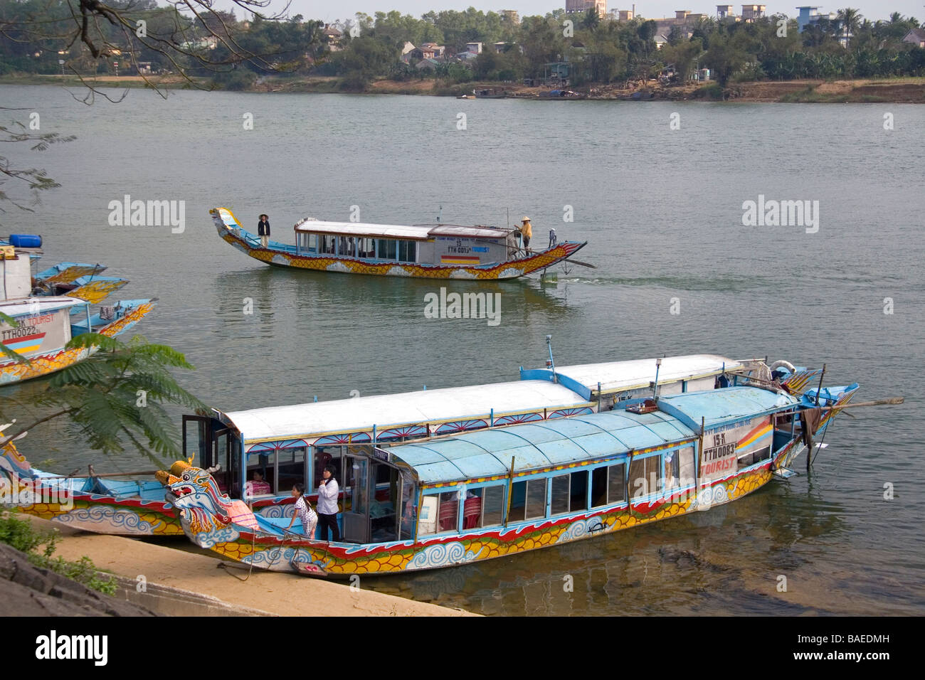 Le imbarcazioni turistiche sul Fiume Perfume nella parte anteriore del Thien Mu Pagoda in Hue Vietnam Foto Stock