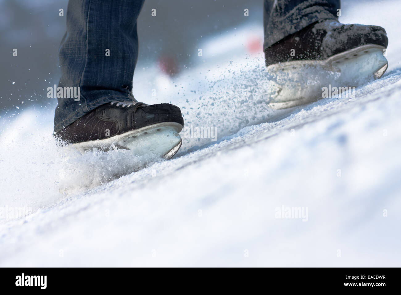 Rottura aggressive pattini sul ghiaccio Foto Stock