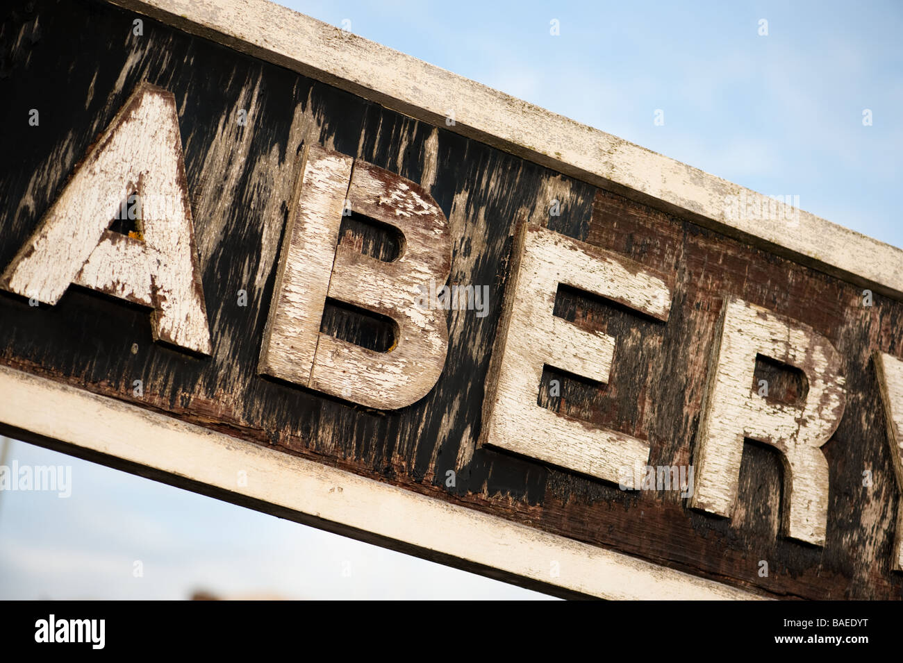 In legno antico stazione ferroviaria segno sbiadito e pareti scrostate "aber' Aberystwyth Wales UK Foto Stock