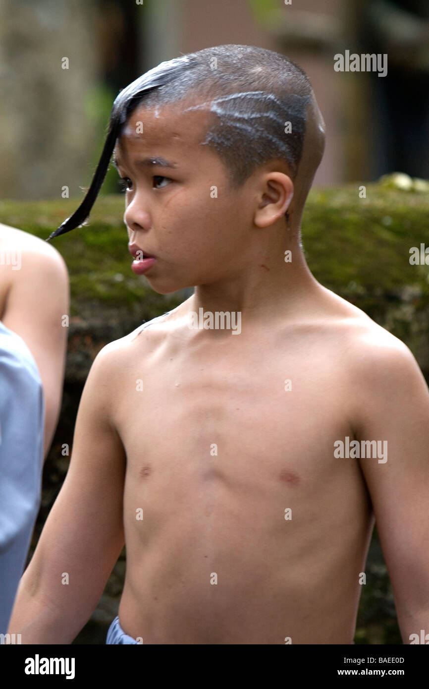 Il debuttante i monaci buddisti radere ogni altra s testine a la Thien Mu Pagoda lungo il Fiume Perfume a Hue Vietnam Foto Stock