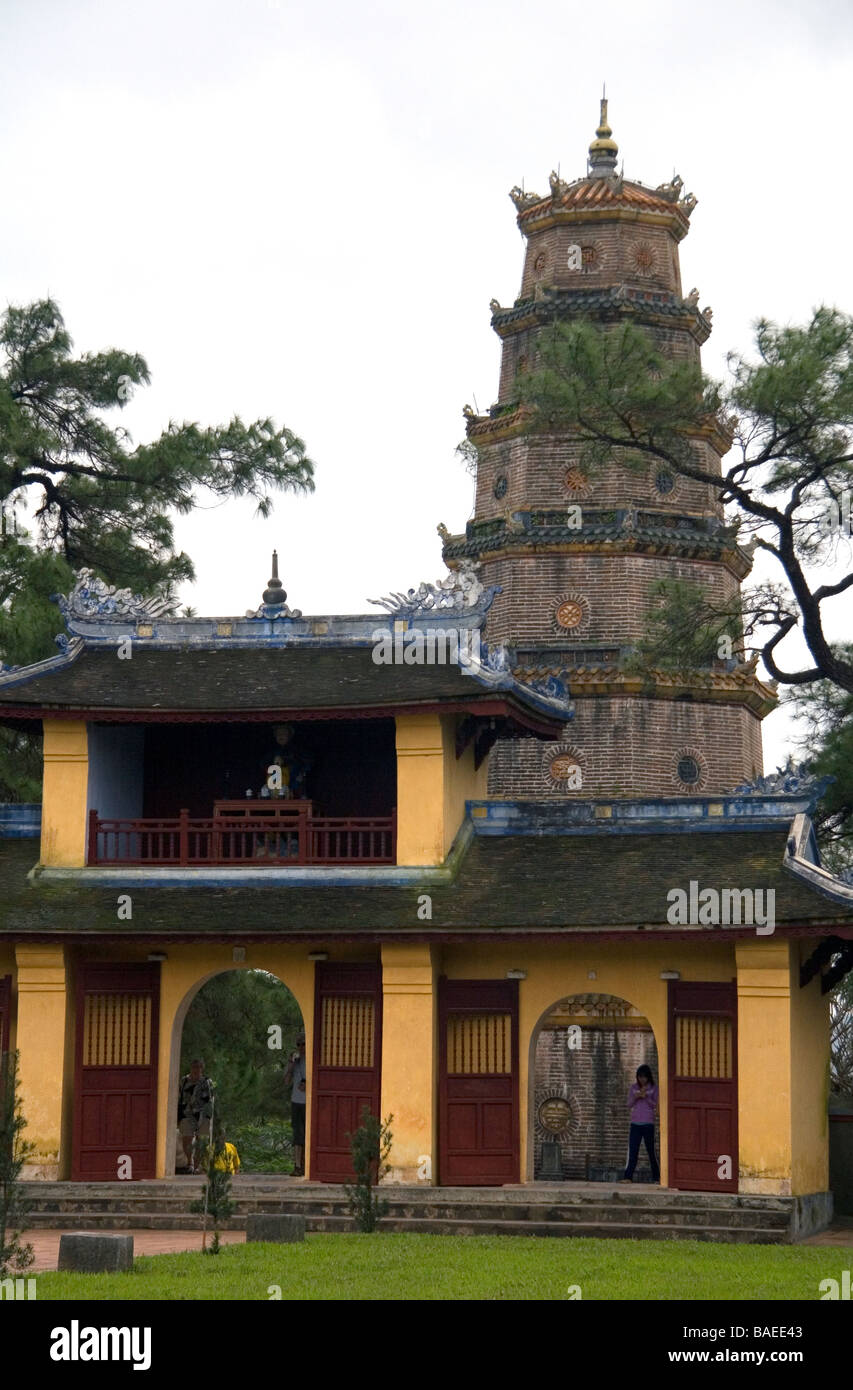 Edifici religiosi all'interno dei terreni del Thien Mu Pagoda in Hue Vietnam Foto Stock