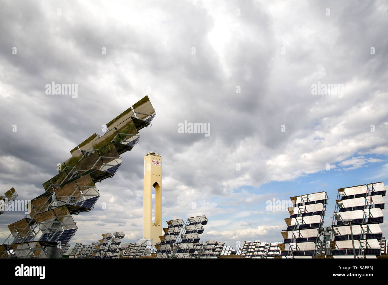 Impianto fotovoltaico e torre solare, Siviglia, Spagna Foto Stock